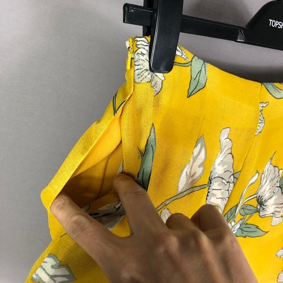 Chriselle x J.O.A. Floral Ruffle Front High Waist Short Size Small - Picture 5 of 9